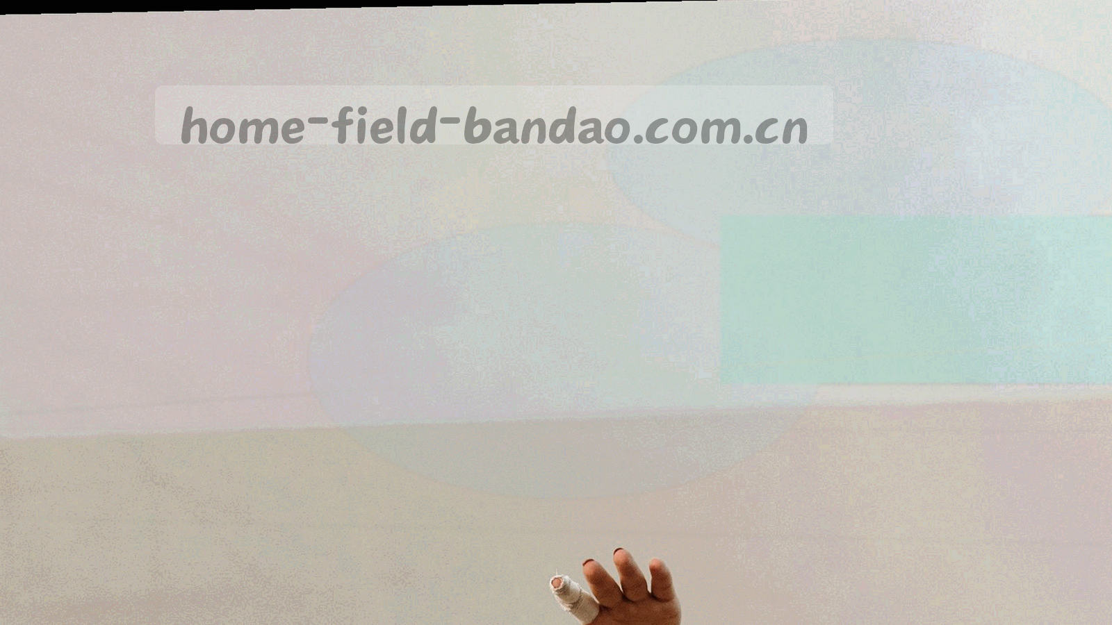 夜间编辑部长桌上摊开的赛程打印稿与亮着的数据屏幕，窗外是寒地夜色